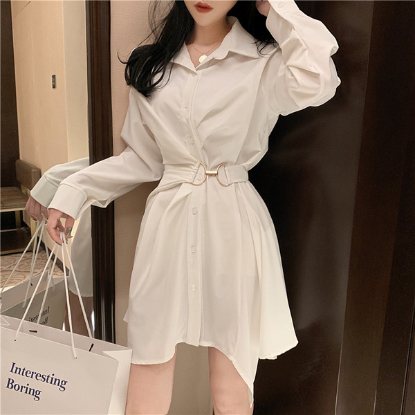 Asimetriska sieviešu kleita ar klasisku apkakli un metāla elementu