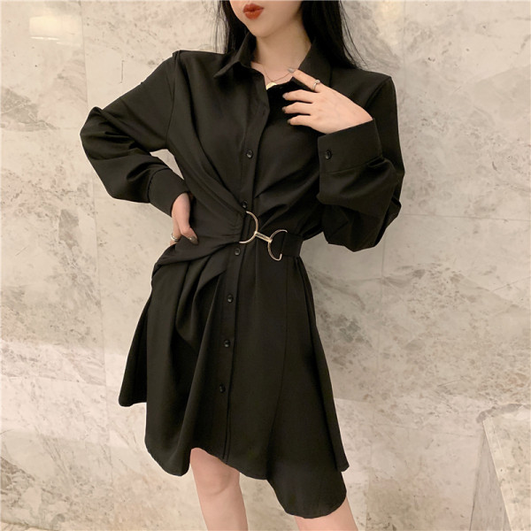 Asimetriska sieviešu kleita ar klasisku apkakli un metāla elementu