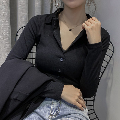 Moteriška palaidinė su sagomis ir klasikine apykakle