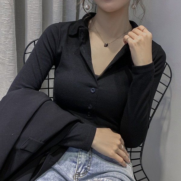 Moteriška palaidinė su sagomis ir klasikine apykakle