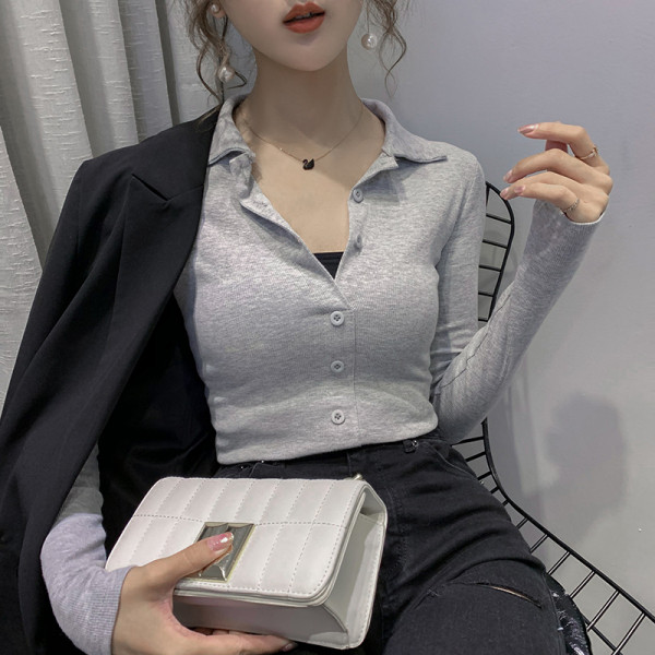 Moteriška palaidinė su sagomis ir klasikine apykakle