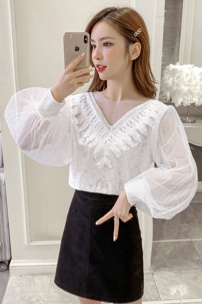 Moderna sieviešu blūze ar tilla piedurknēm un špica kakla izgriezumu