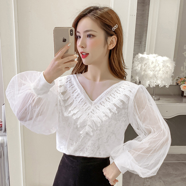 Moderna sieviešu blūze ar tilla piedurknēm un špica kakla izgriezumu