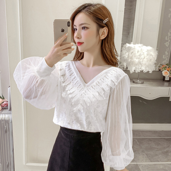 Moderna sieviešu blūze ar tilla piedurknēm un špica kakla izgriezumu