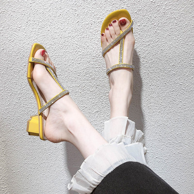 Sieviešu čības ar akmeņiem un zemiem papēžiem