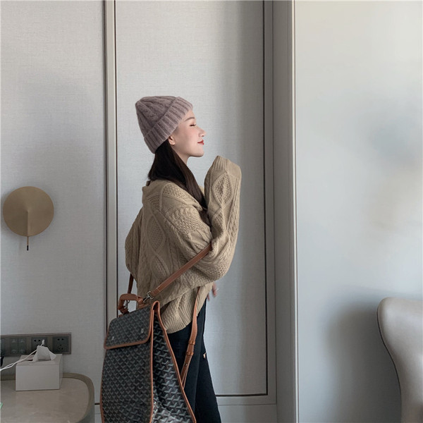 Īss sieviešu džemperis ar špica kakla izgriezumu