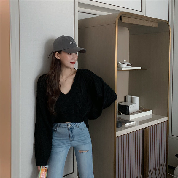 Īss sieviešu džemperis ar špica kakla izgriezumu