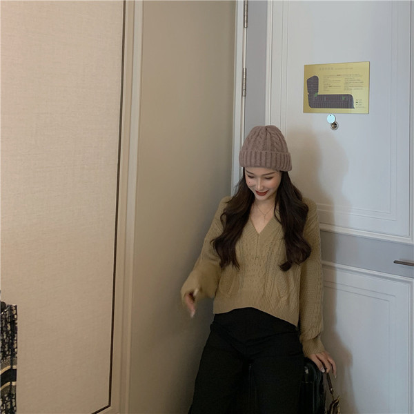 Īss sieviešu džemperis ar špica kakla izgriezumu