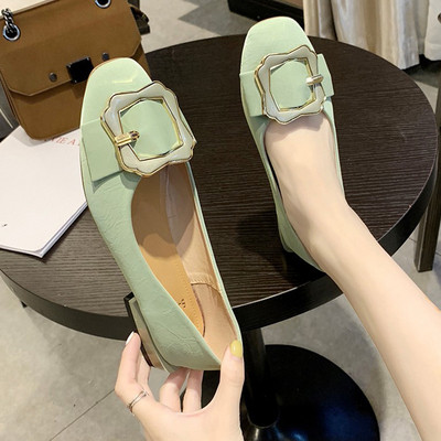 Sieviešu ikdienas apavi ar mākslīgās ādas sprādzi