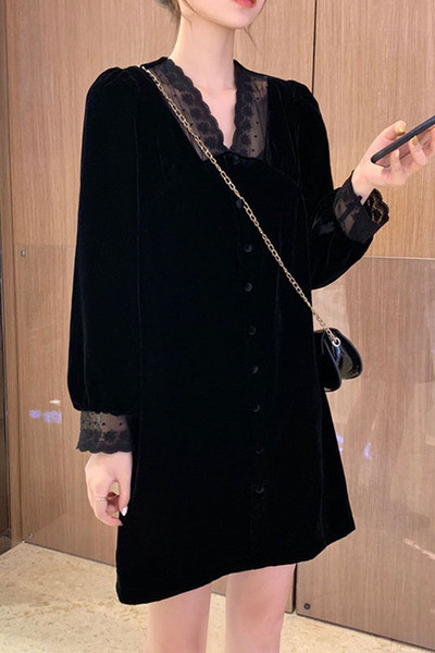 Női ruha egyenes modell csipkével és nyakkivágással