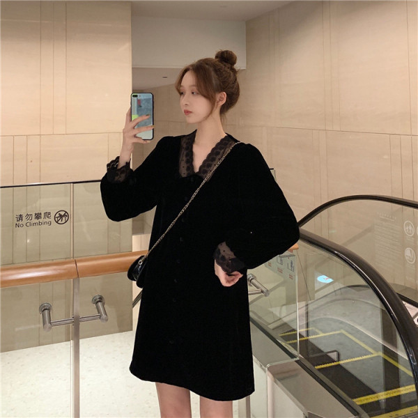 Női ruha egyenes modell csipkével és nyakkivágással