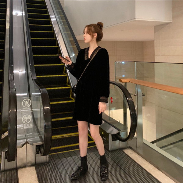 Női ruha egyenes modell csipkével és nyakkivágással