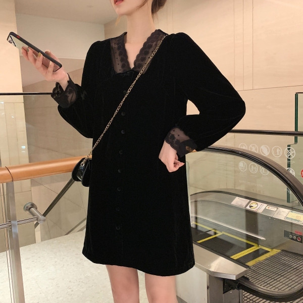 Női ruha egyenes modell csipkével és nyakkivágással