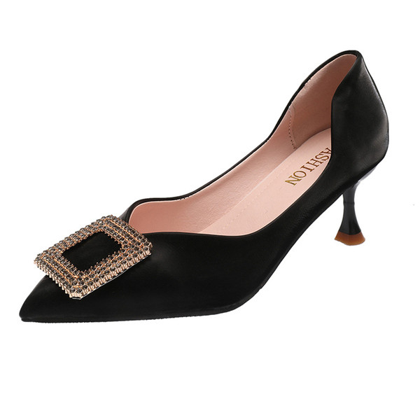 Öko bőrből készült, csattal ellátott modern női cipő - hegyes modell