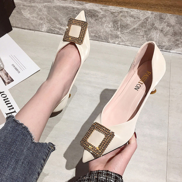 Öko bőrből készült, csattal ellátott modern női cipő - hegyes modell