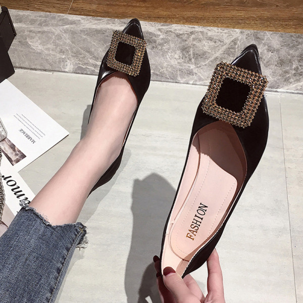 Öko bőrből készült, csattal ellátott modern női cipő - hegyes modell