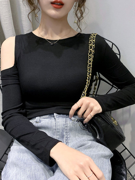 Női alkalmi blúz ovális nyakkivágással és csupasz váll