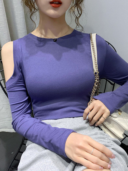 Női alkalmi blúz ovális nyakkivágással és csupasz váll