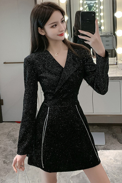 Актуална дамска рокля с дълъг ръкав и шпиц деколте