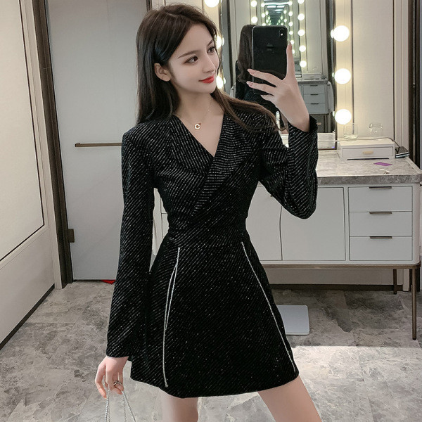 Актуална дамска рокля с дълъг ръкав и шпиц деколте