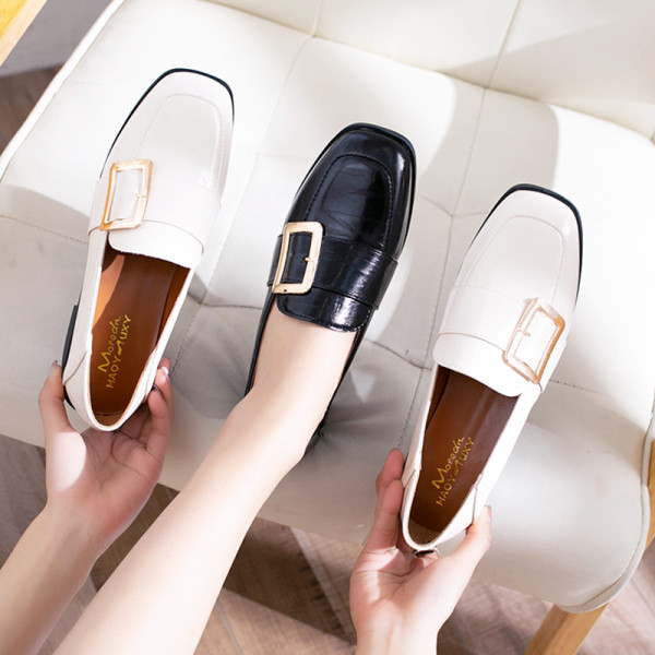 Moodsad metallelemendiga naiste kingad