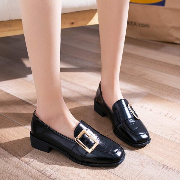 Moodsad metallelemendiga naiste kingad