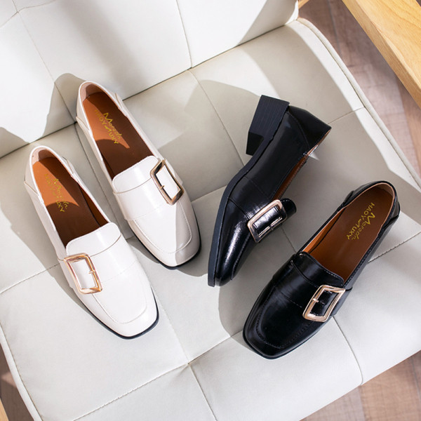 Moodsad metallelemendiga naiste kingad