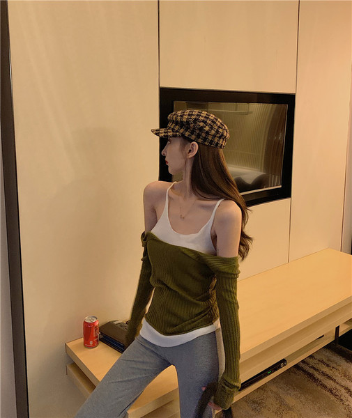 Női blúz leejtett ujjakkal és utánzattal