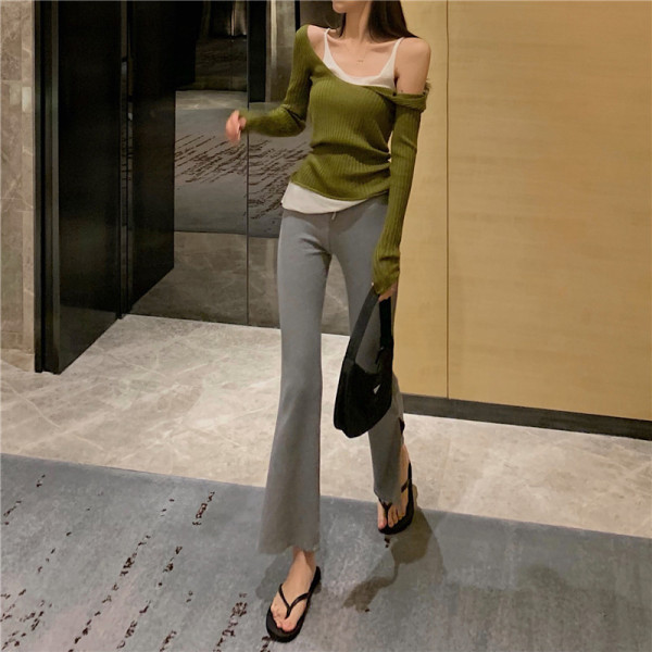 Női blúz leejtett ujjakkal és utánzattal