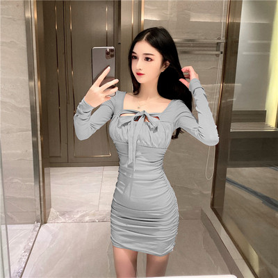 Modernus moteriškos suknelės modelis ilgomis rankovėmis