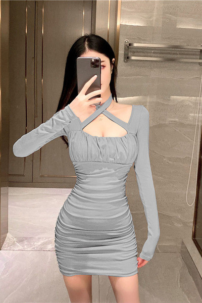 Modernus moteriškos suknelės modelis ilgomis rankovėmis