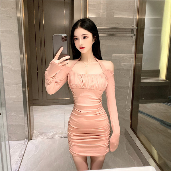 Modernus moteriškos suknelės modelis ilgomis rankovėmis