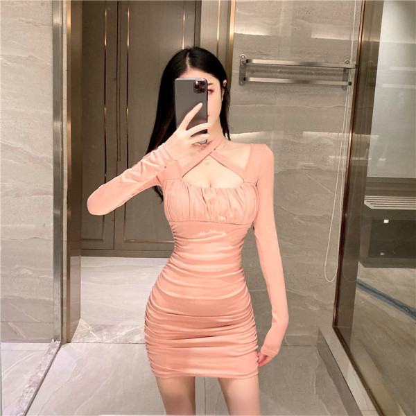 Modernus moteriškos suknelės modelis ilgomis rankovėmis