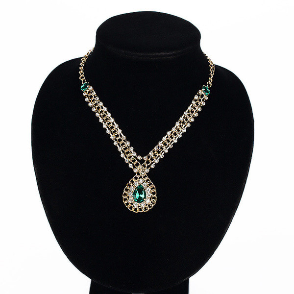 Елегантно дамско колие с камъни и метален елемент 