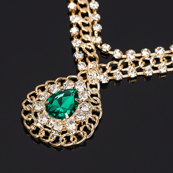 Елегантно дамско колие с камъни и метален елемент 