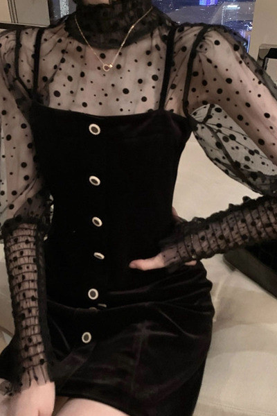 Модерна дамска рокля с полувисока яка и копчета