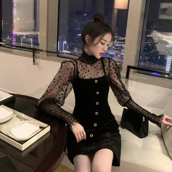 Модерна дамска рокля с полувисока яка и копчета