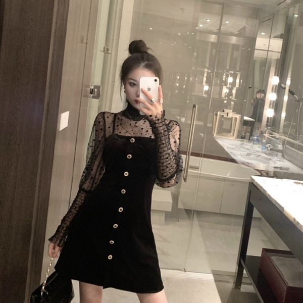 Модерна дамска рокля с полувисока яка и копчета