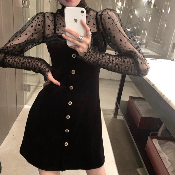 Модерна дамска рокля с полувисока яка и копчета