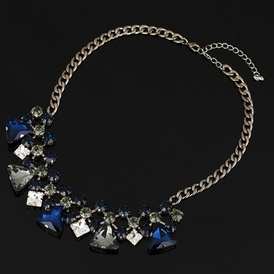 Elegantna ženska ogrlica sa plavim i bijelim kamenčićima