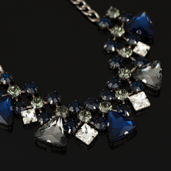 Elegantna ženska ogrlica sa plavim i bijelim kamenčićima