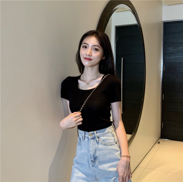 Alkalmi női blúz rövid ujjal és ovális nyakkivágással