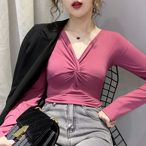 Moderna sieviešu blūze ar V veida kakla izgriezumu un garām piedurknēm