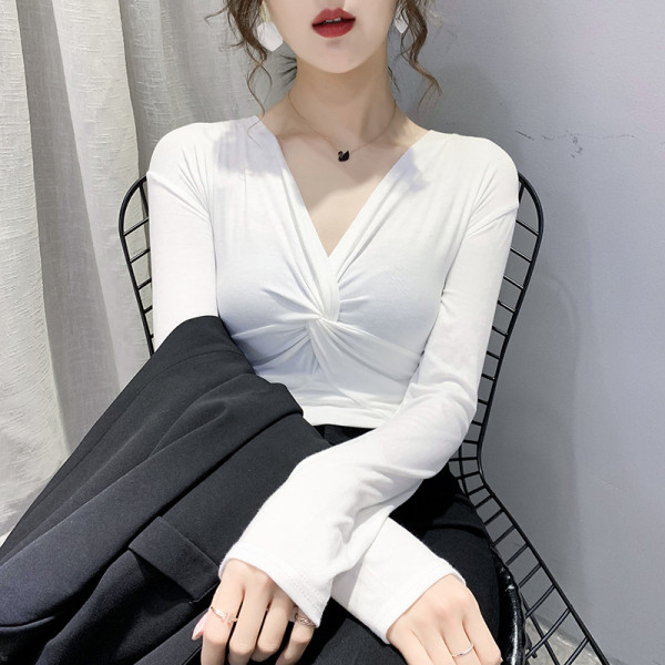 Moderna sieviešu blūze ar V veida kakla izgriezumu un garām piedurknēm