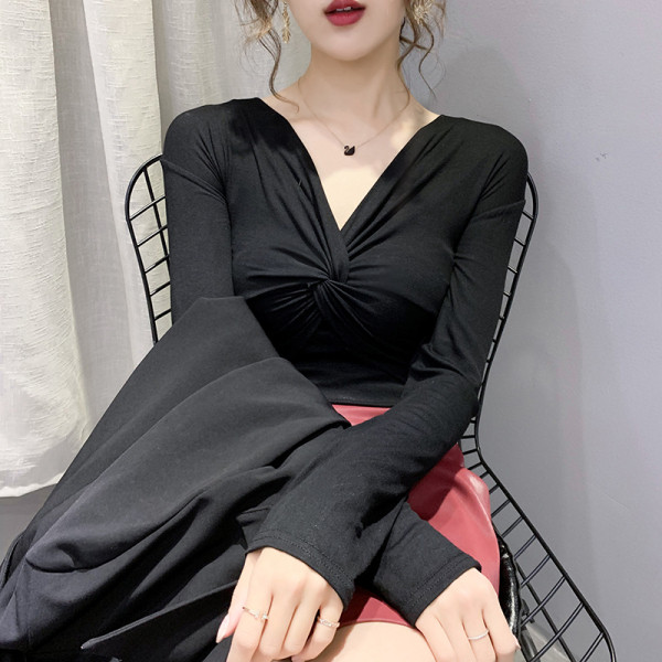 Moderna sieviešu blūze ar V veida kakla izgriezumu un garām piedurknēm