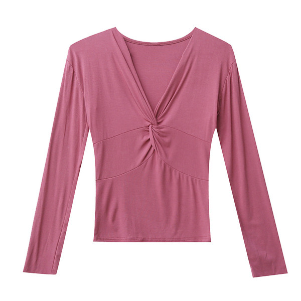 Moderna sieviešu blūze ar V veida kakla izgriezumu un garām piedurknēm