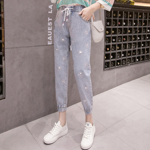 Modern női farmer díszkövekkel és nyakkendőkkel