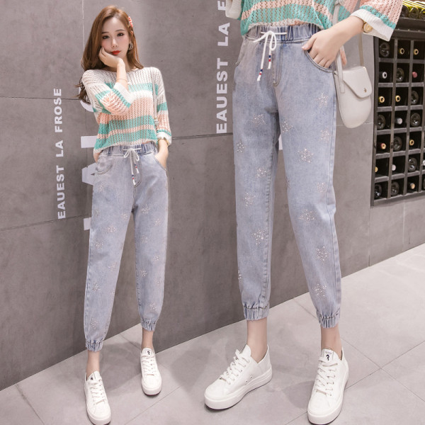 Modern női farmer díszkövekkel és nyakkendőkkel