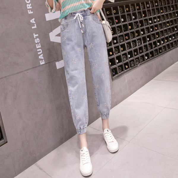 Modern női farmer díszkövekkel és nyakkendőkkel