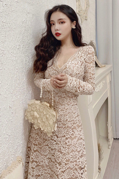 Elegáns női hosszú csipkeruha, hosszú ujjal